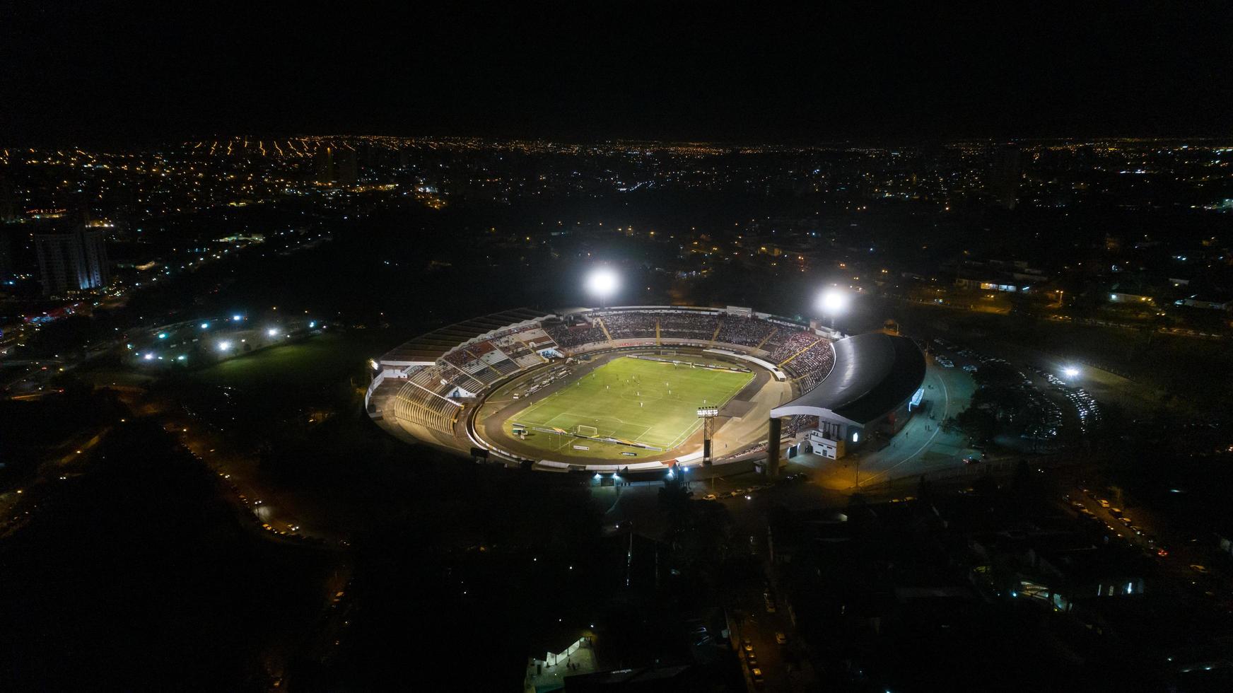 Brasilien, jul 2019 - Flygfoto över Santa Cruz Botafogo stadion på natten. foto