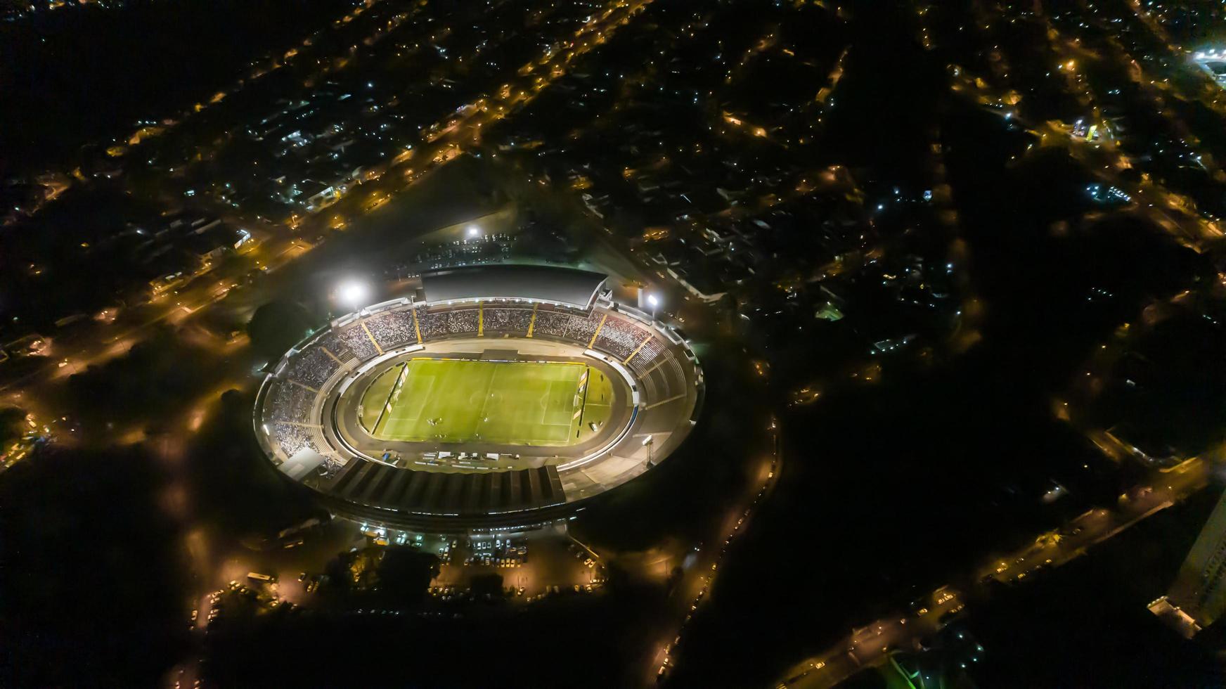 Brasilien, jul 2019 - Flygfoto över Santa Cruz Botafogo stadion på natten. foto