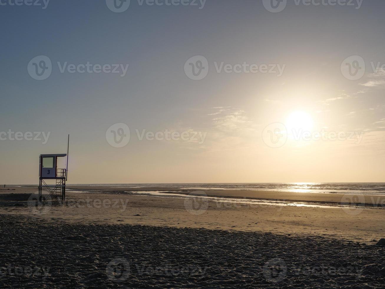 solnedgång på stranden på juist island foto