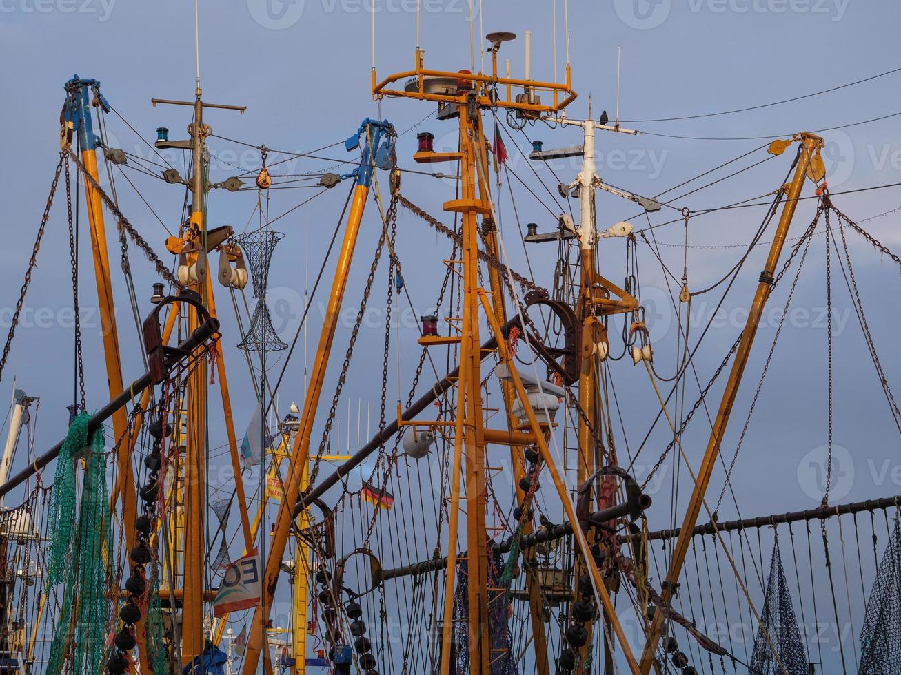 greetsiel vid den tyska nordsjökusten foto