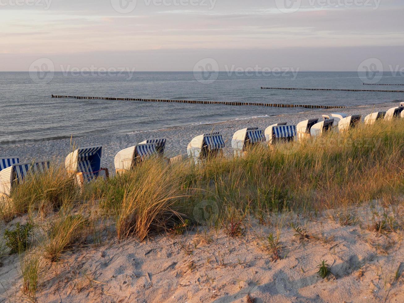 solnedgång på stranden ofzingst foto