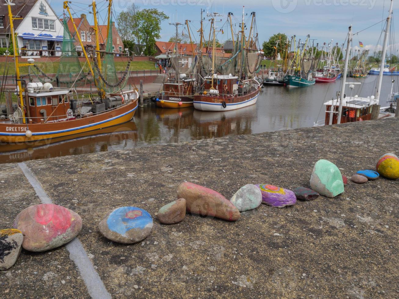 hamnen i greetsiel i tyskland foto