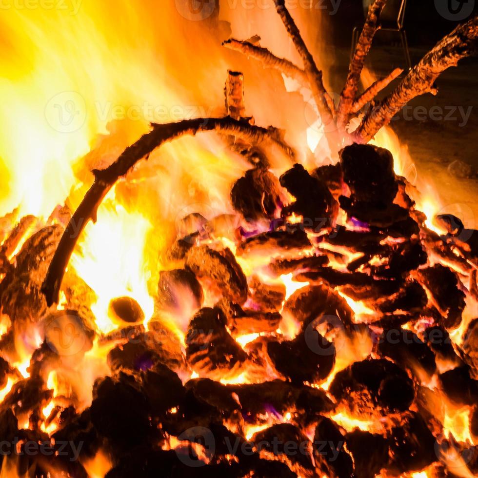 eldslågor på svart bakgrund, flamma eld flamma textur bakgrund, vackert, elden brinner, eld lågor med ved och kogödsel bål foto