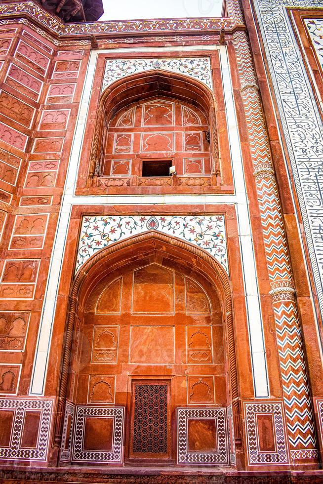 arkitekturen vid taj mahal är ett mausoleum i elfenbensvit marmor på södra stranden av yamuna-floden i den indiska staden agra, uttar pradesh, taj mahal, agra, uttar pradesh, indien, utsikt över solig dag foto