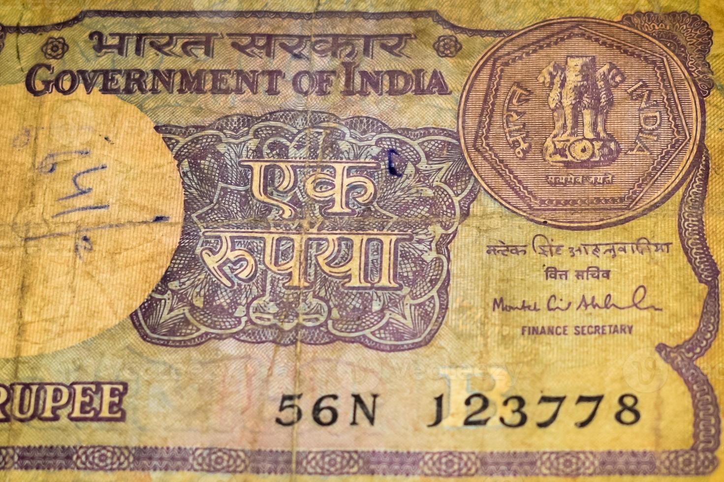 gamla en rupier sedlar kombinerade på bordet, Indien pengar på det roterande bordet. gamla indiska valutasedlar på ett roterande bord, indisk valuta på bordet foto