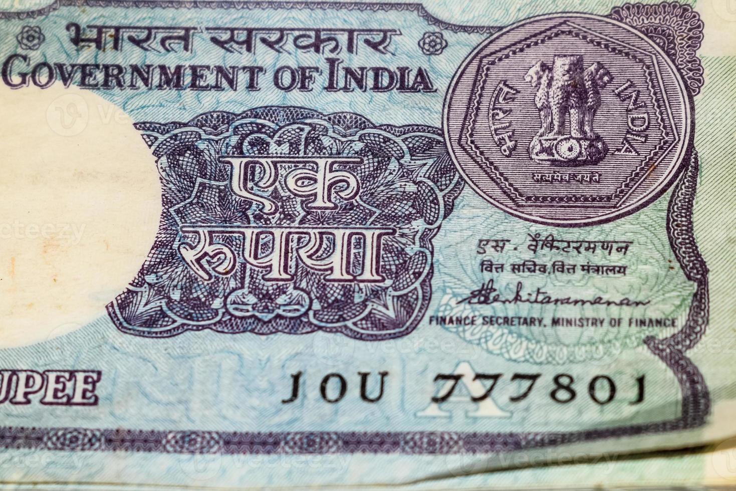 gamla en rupier sedlar kombinerade på bordet, Indien pengar på det roterande bordet. gamla indiska valutasedlar på ett roterande bord, indisk valuta på bordet foto