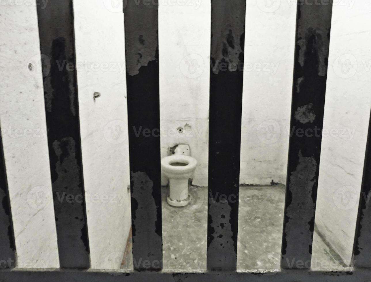 alcatraz cell med barer och hygieniska sanitetsgods foto