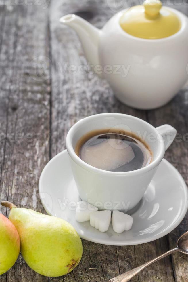 kaffekopp svart träskiva bruna päron vit kanna foto