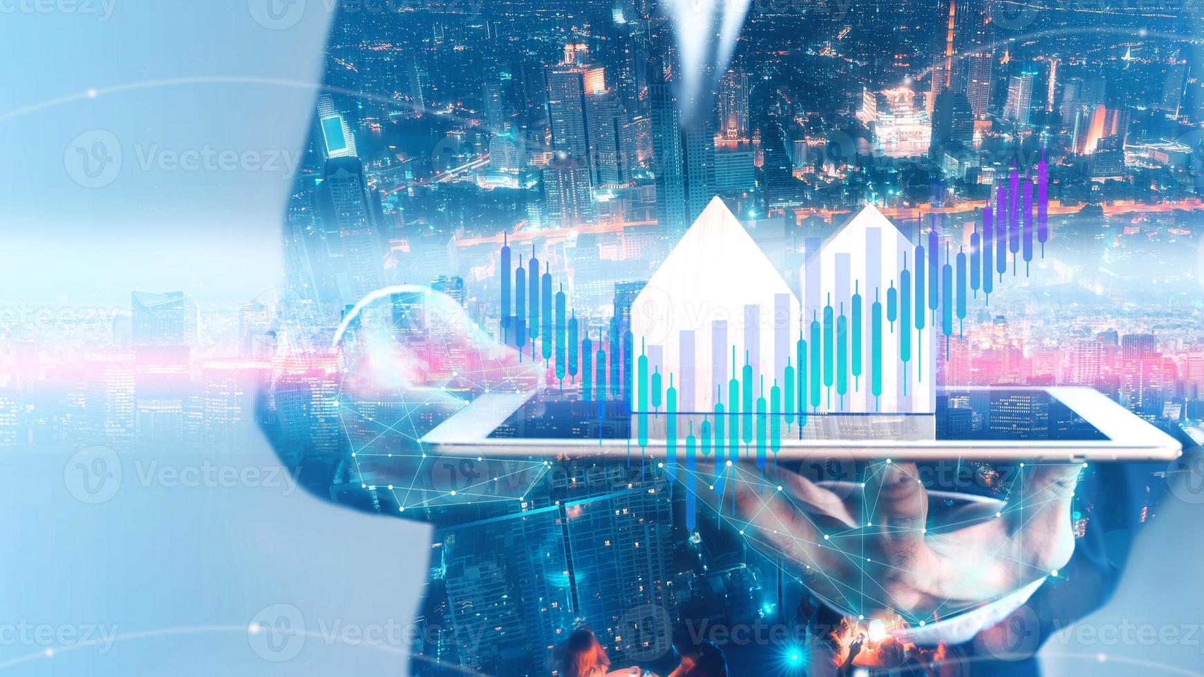 affärsman som håller surfplattan med stadens hologram visar en graf för vinstökning på finansmarknaden i cyberpunk-tema foto