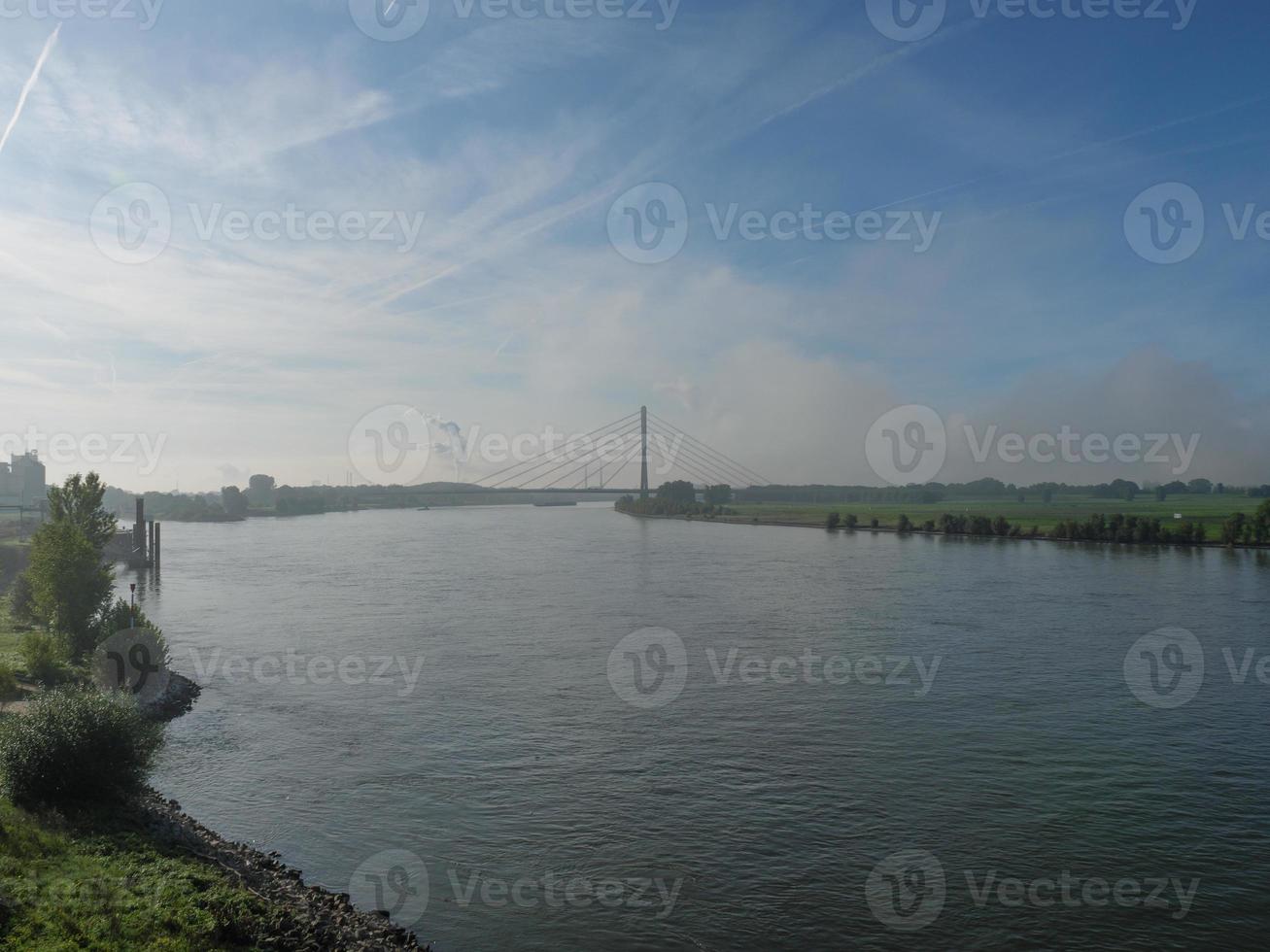 floden rhen nära wesel på morgonen foto