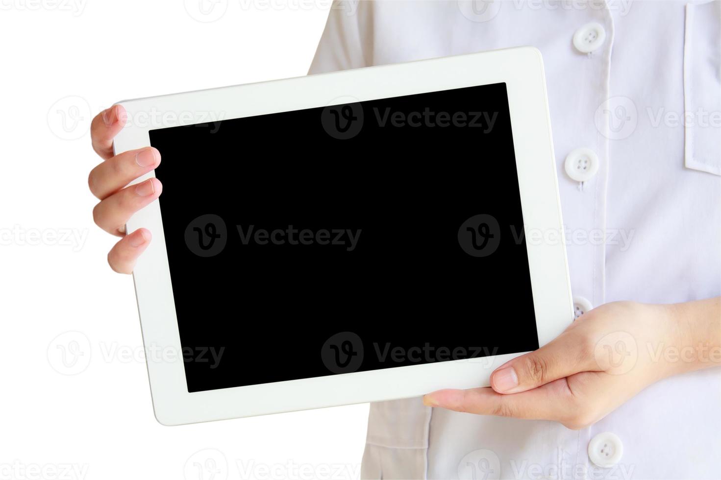 läkare håller tom digital tablett isolerad på vit bakgrund foto