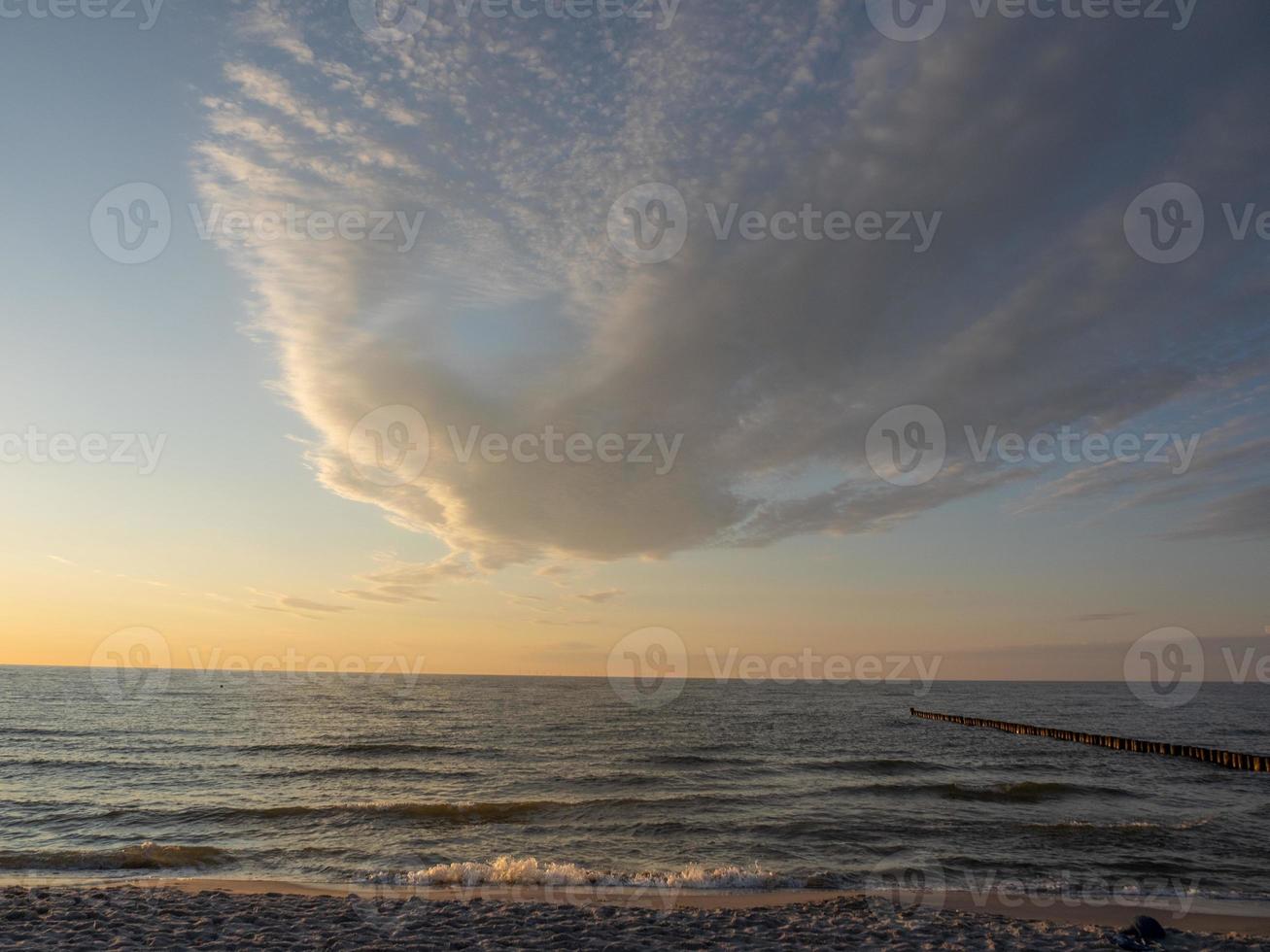 solnedgång på stranden ofzingst foto