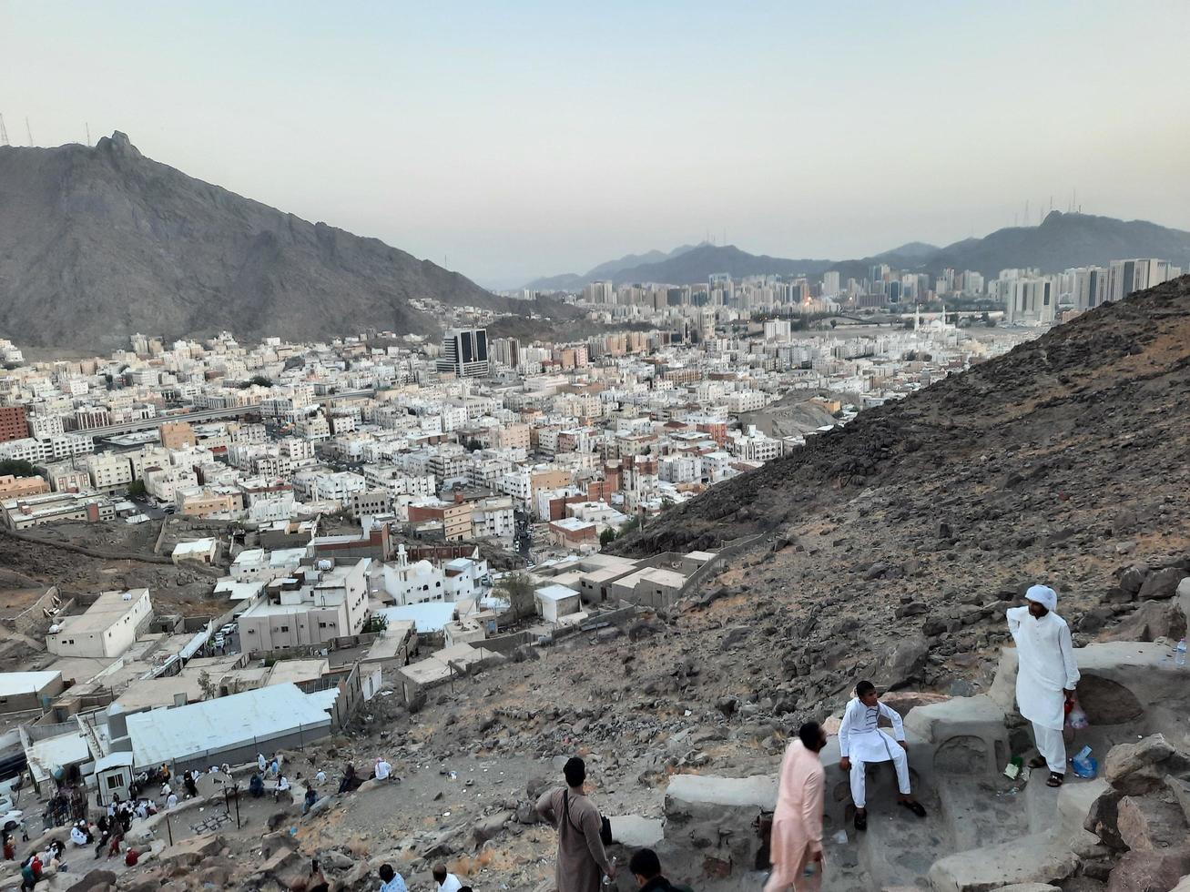 Saudiarabien, Makkah, maj 2022 - besökare från hela världen är på väg till Hira-grottan på al noor-berget. foto