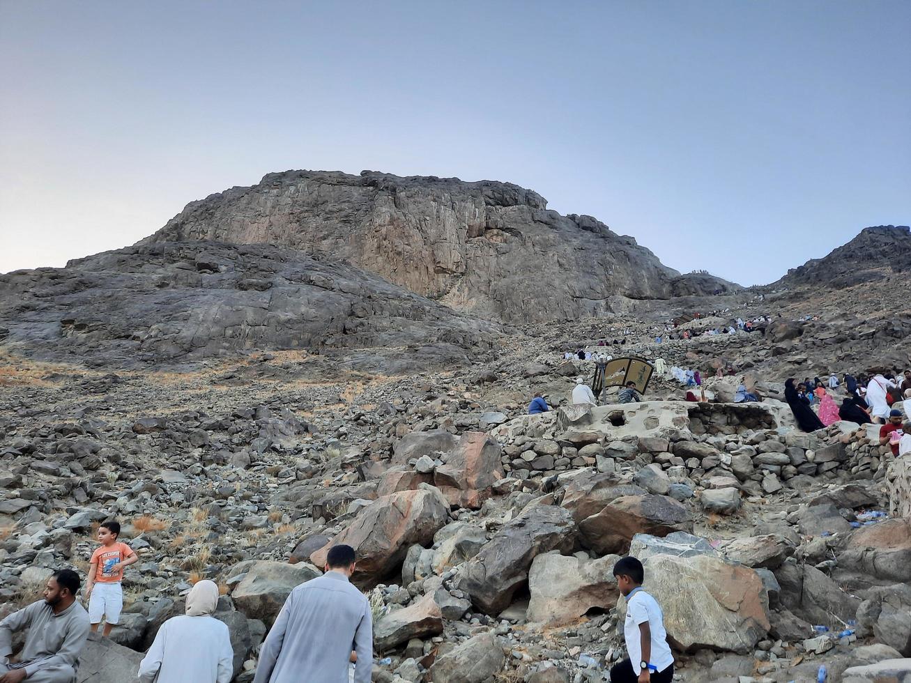 makkah, Saudiarabien, maj 2022 - besökare från hela världen är på väg till hira-grottan på al noor-berget. foto