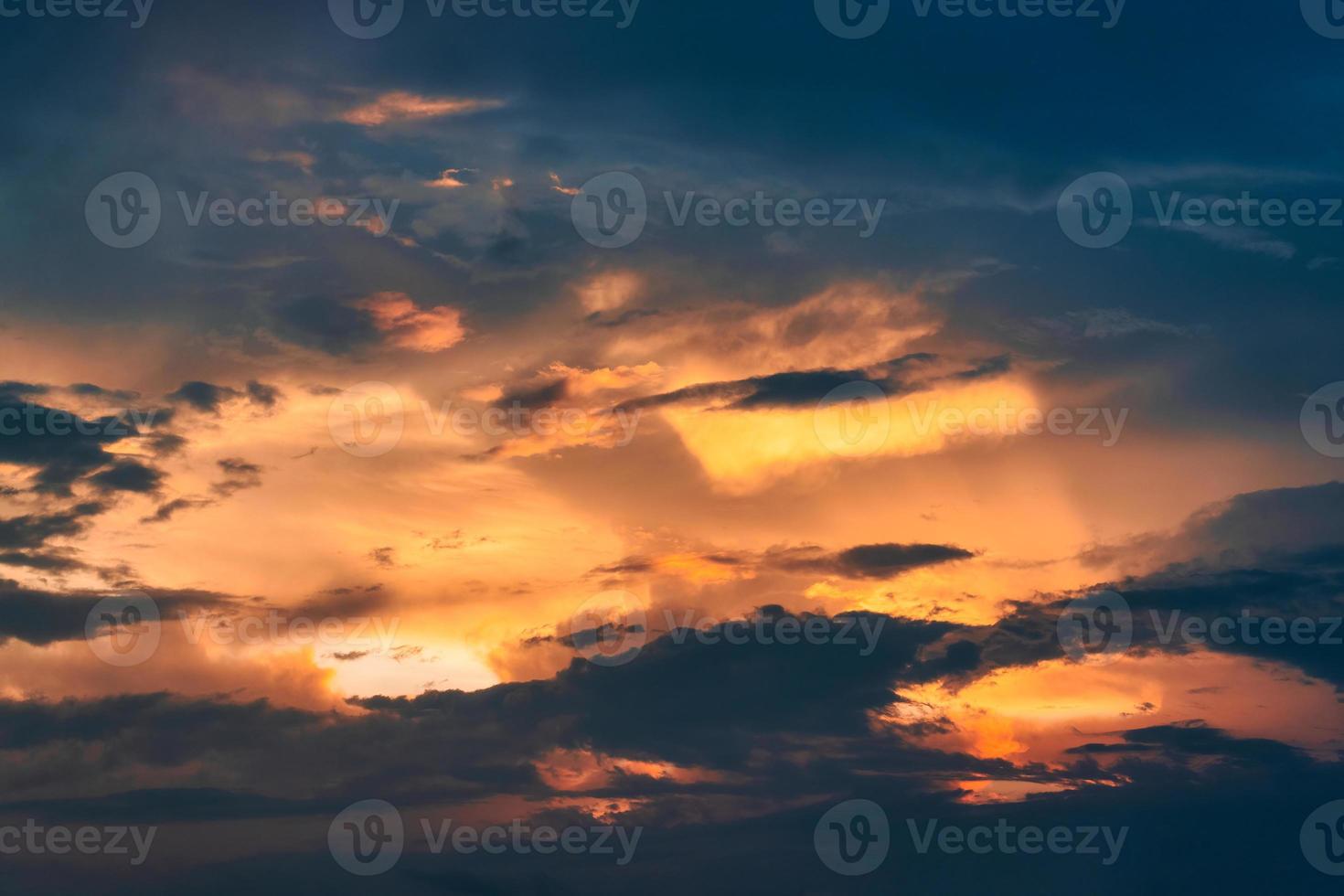 färgglad dramatisk solnedgång skymningshimlen foto