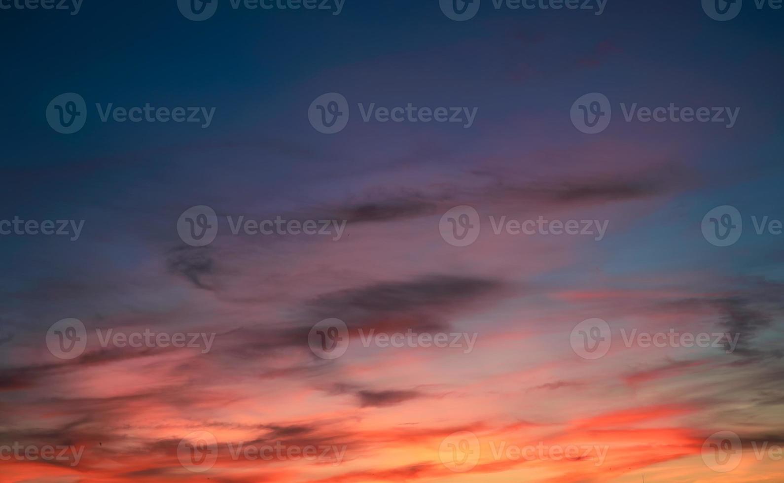 färgglad himmel med moln vid solnedgången. dramatisk kvällshimmel foto