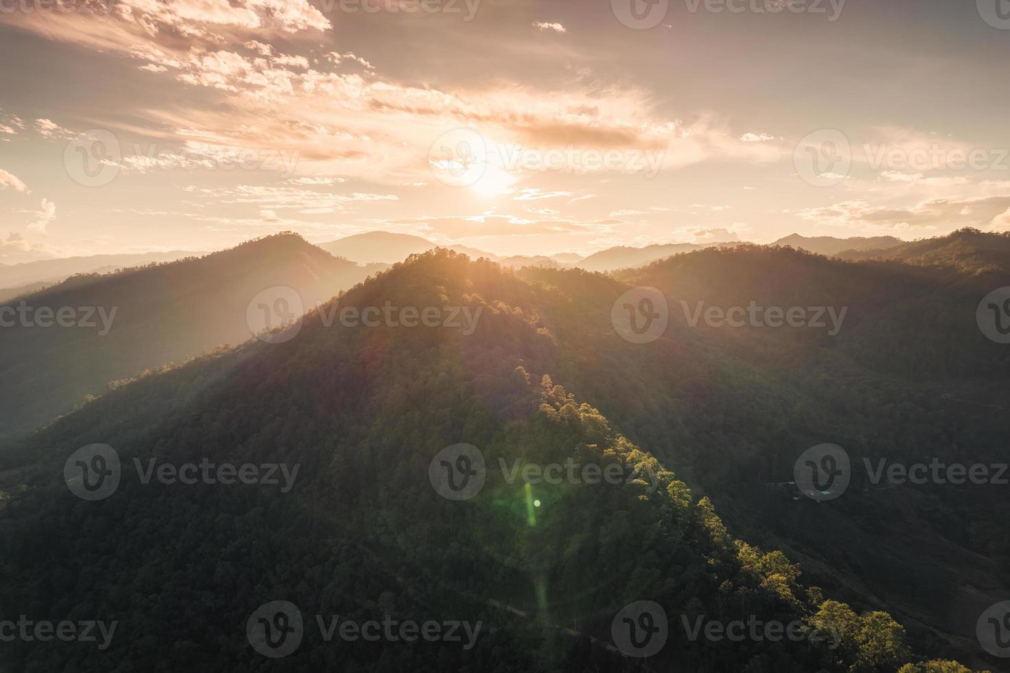 Flygfoto över vacker solnedgång över bergskedjan i tropisk regnskog på avlägsen landsbygd i nationalparken foto