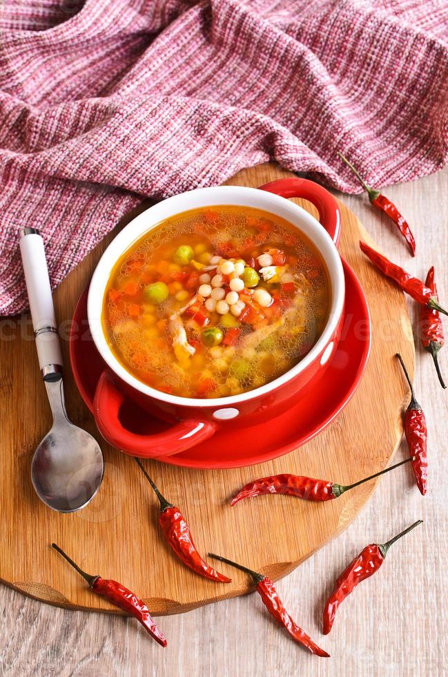 soppa med liten pasta och grönsaker foto