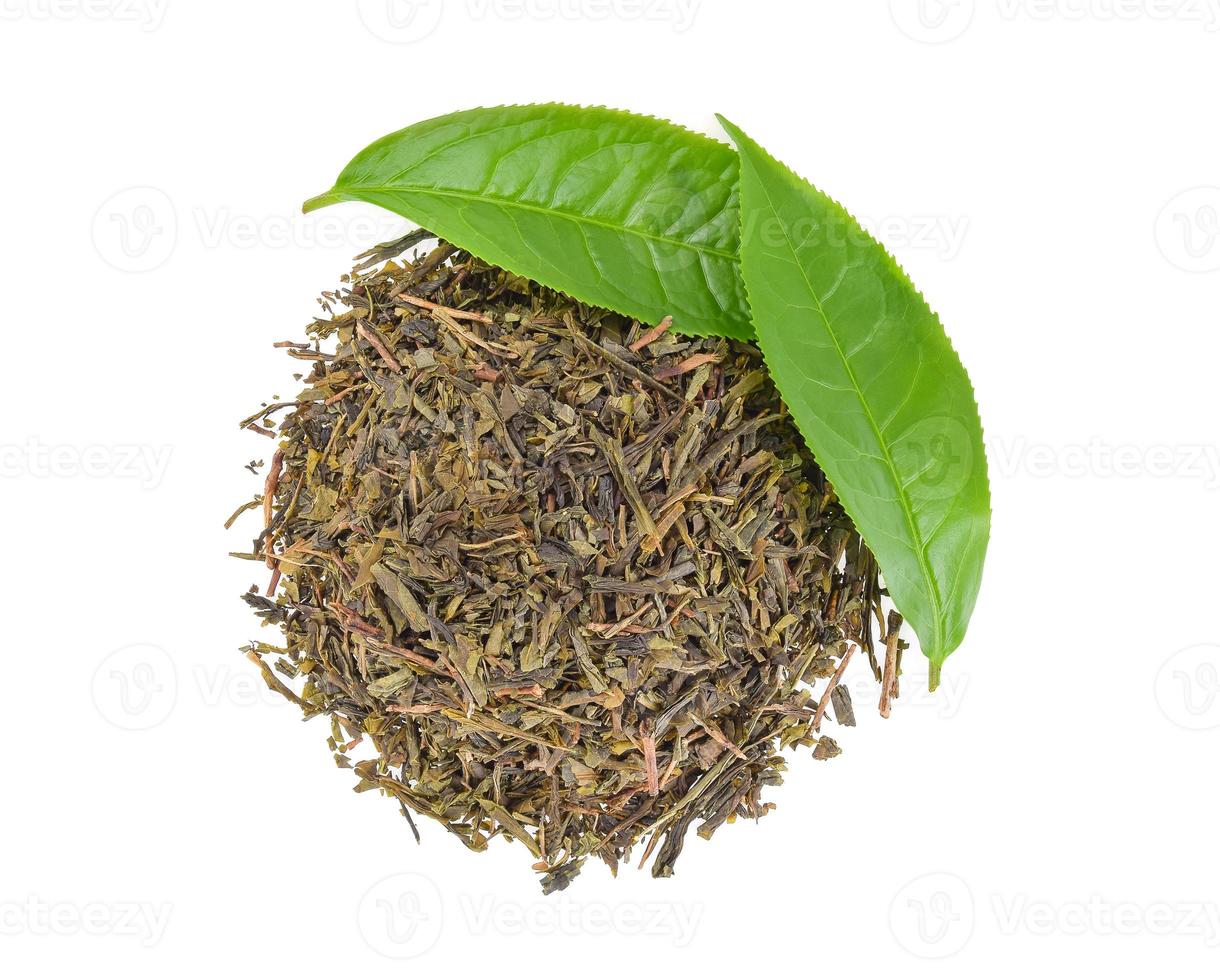 ovanifrån av gröna teblad med torkade teblad isolerad på vit bakgrund. foto