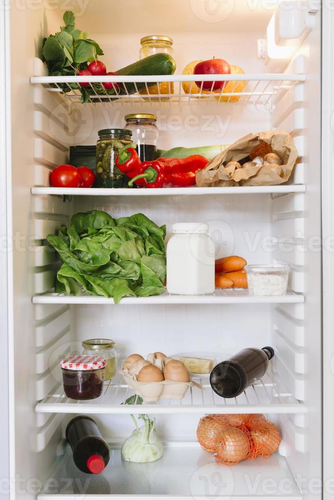 öppet vegetariskt kylskåp foto