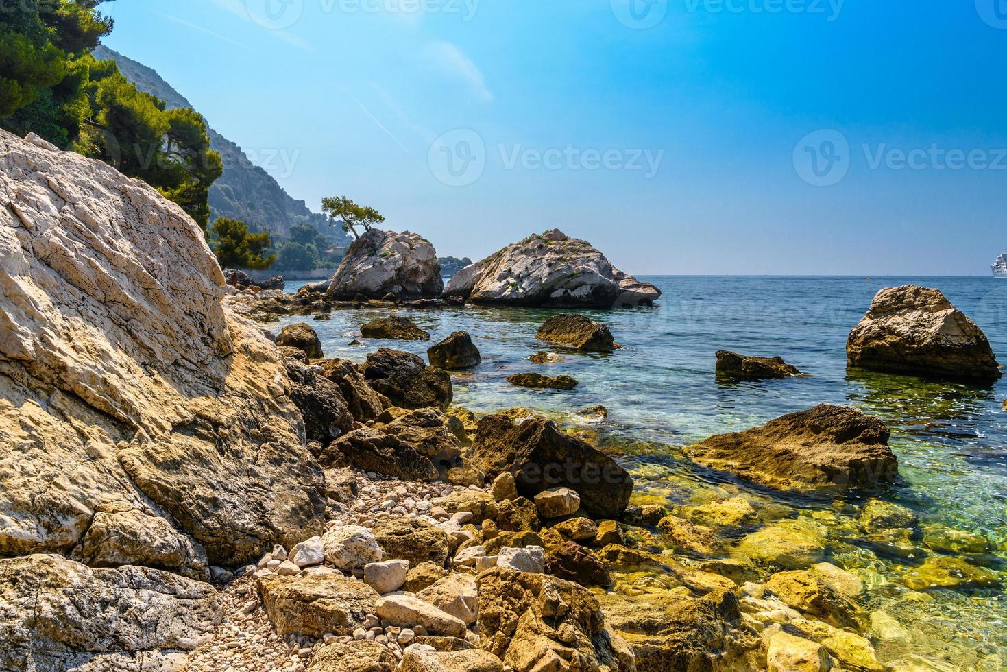 havsstrand med stenar och klippor, beausoleil, nice, nizza, alpes-maritimes, provence-alpes-cote d'azur, cote d'azur, franska rivieran, frankrike foto