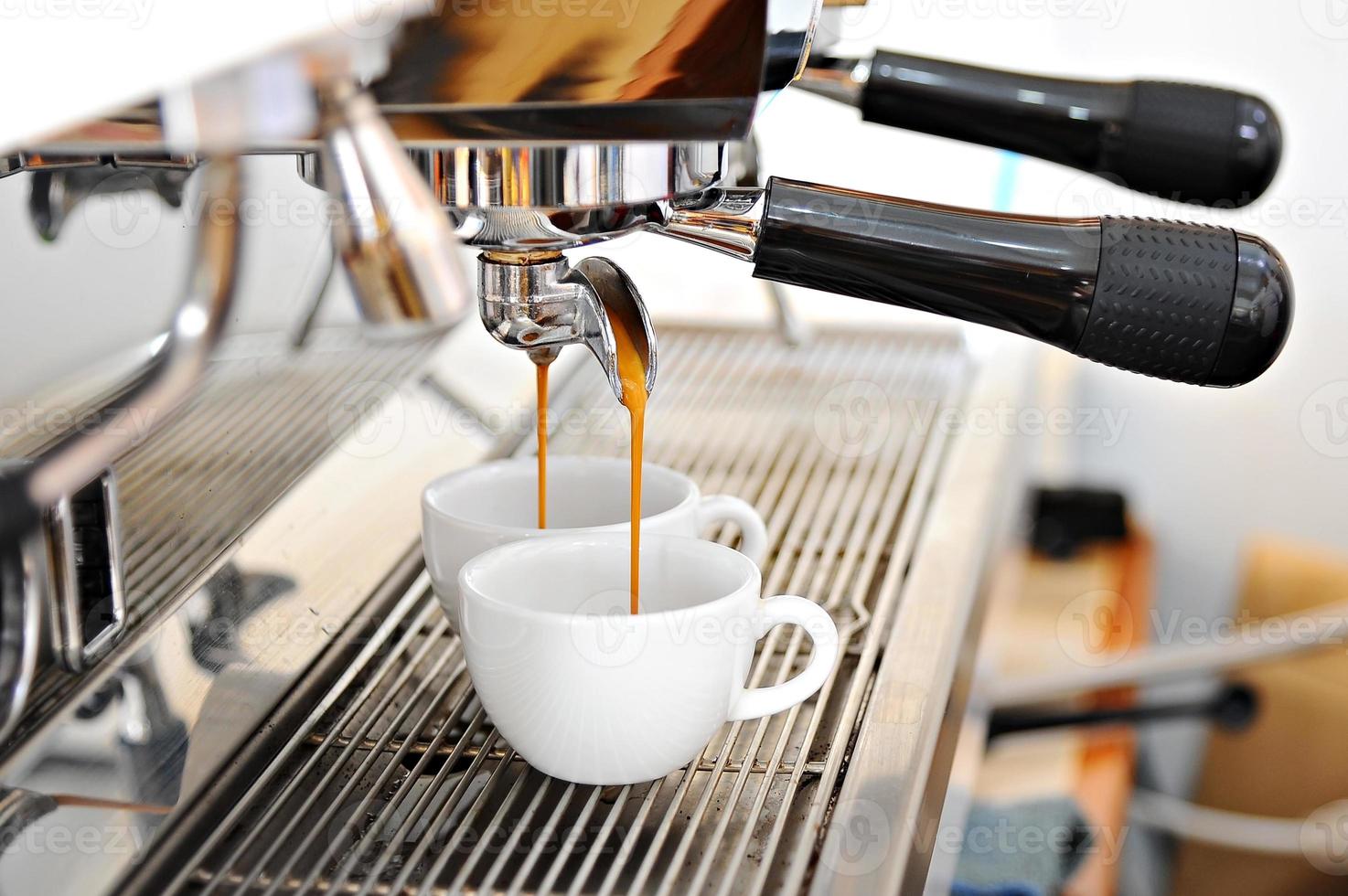 kaffemaskin gör två koppar varmt kaffe foto