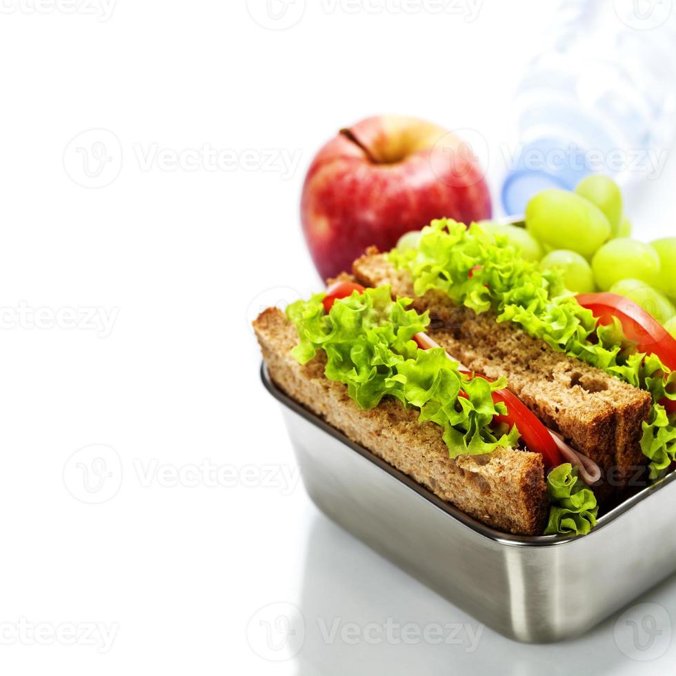 matlåda med smörgåsar och frukter foto