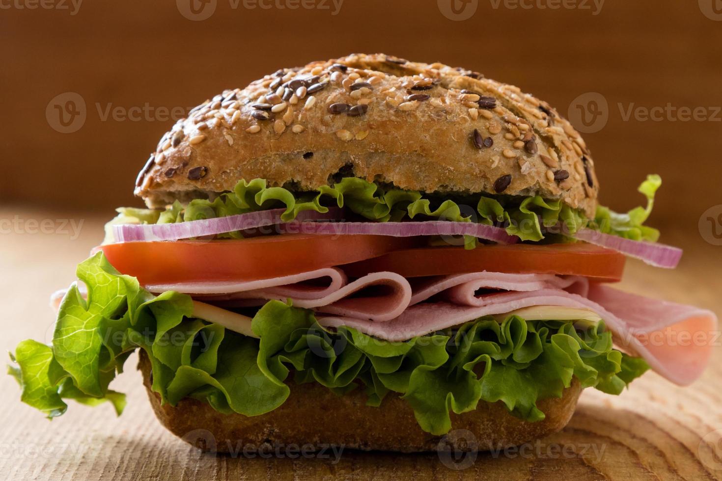 skinkasmörgås med brun bulle foto