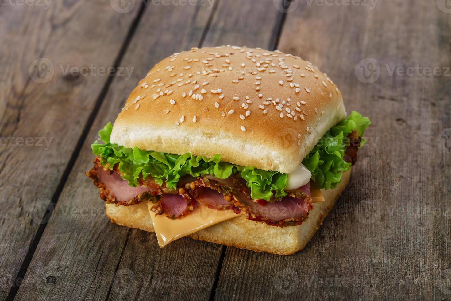 fyrkantig smörgås med skinka och ost foto