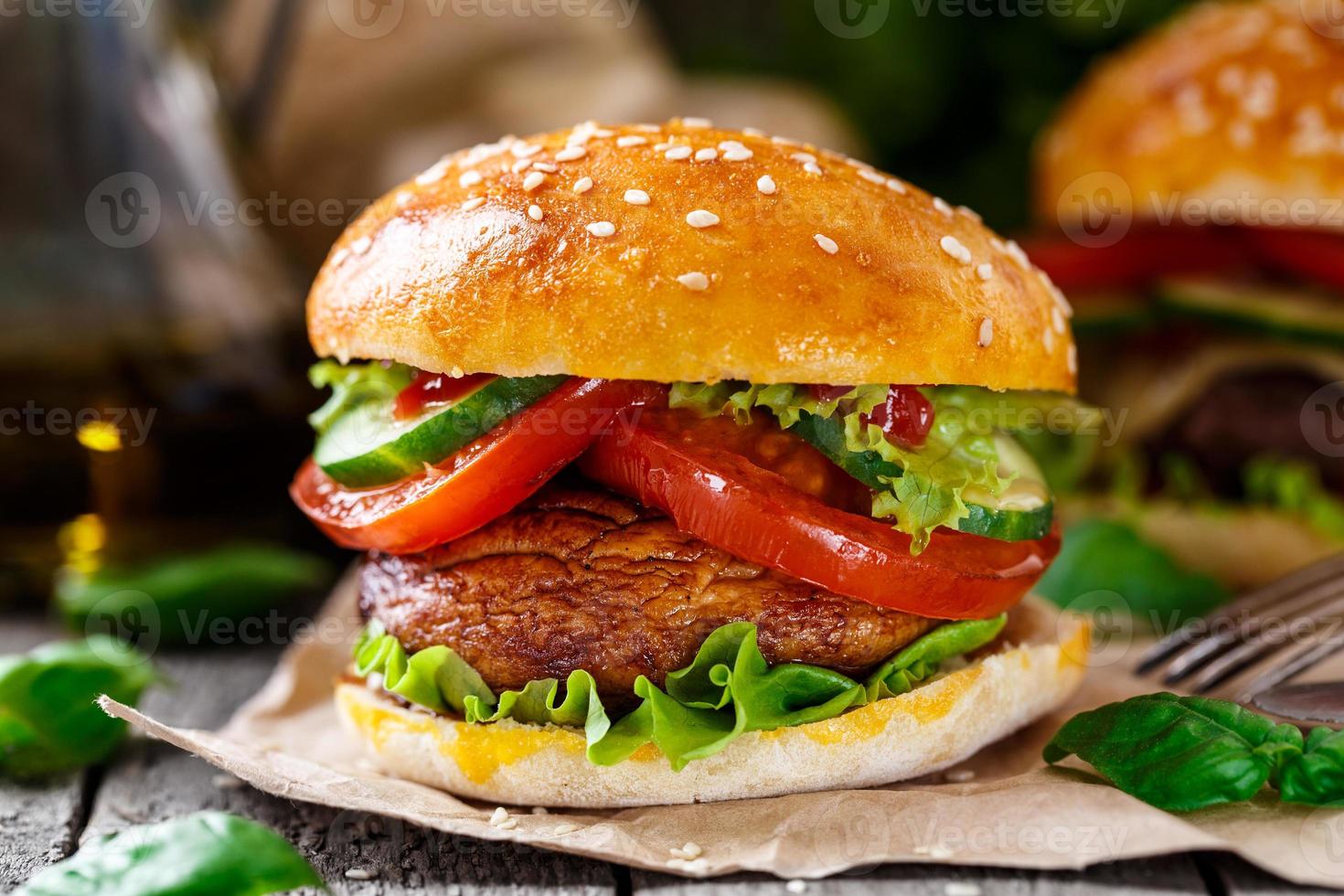 vegetarisk hamburgare med grillad champignon foto