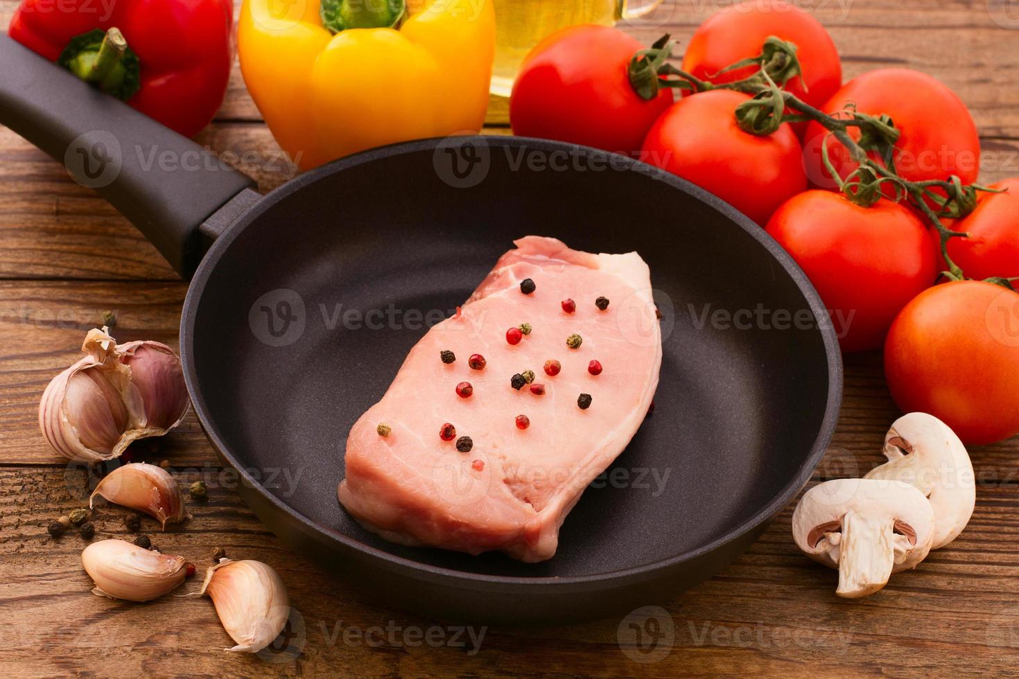 skivade bitar av rått kött för grillfest foto