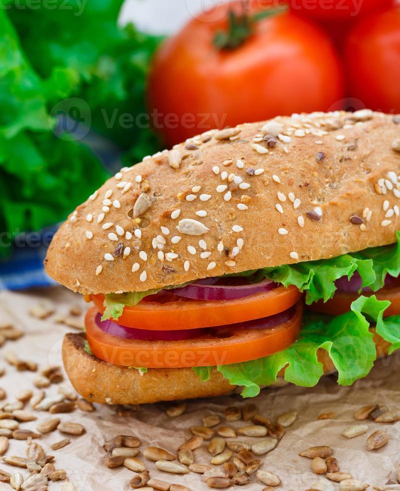 färsk grönsakssmörgås foto