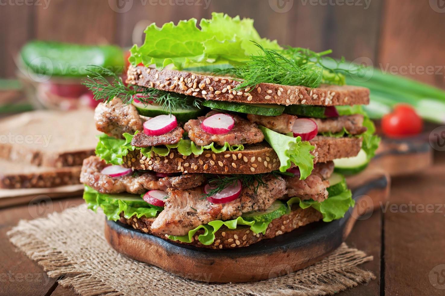smörgås med kött, grönsaker och skivor rågbröd foto