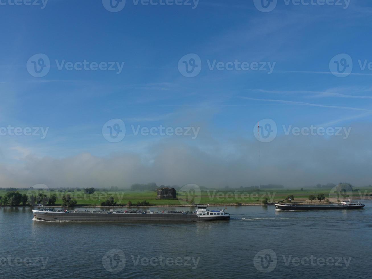 floden rhen nära wesel på morgonen foto