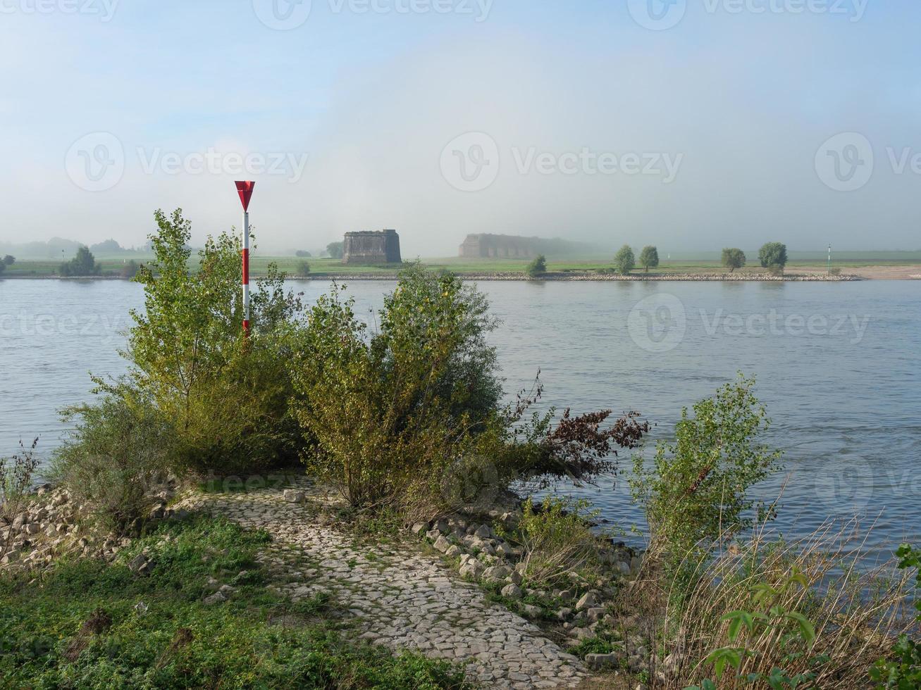 floden rhen nära wesel på morgonen foto