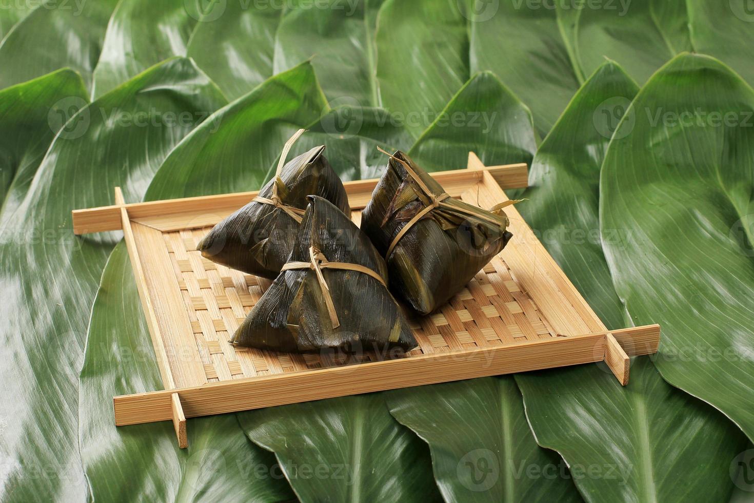 kinesiska ris dumplings, zongzi bakcang brukar äta under duanwu festiva foto