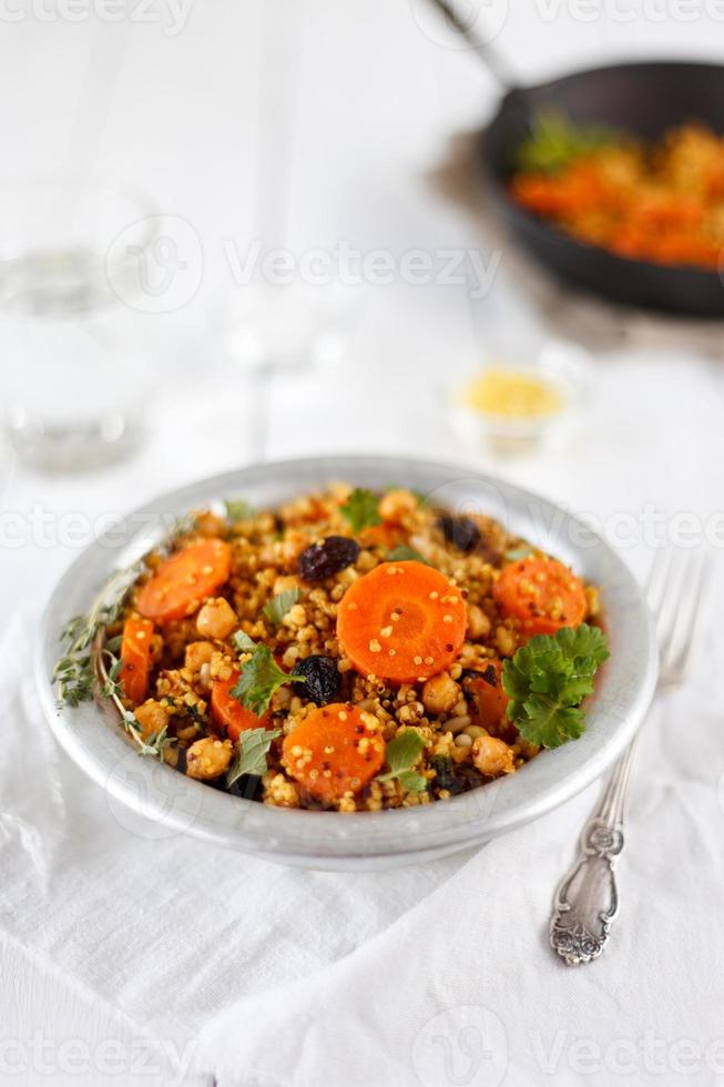 marockansk bulgur, quinoa, kikärter och rostade morötter foto