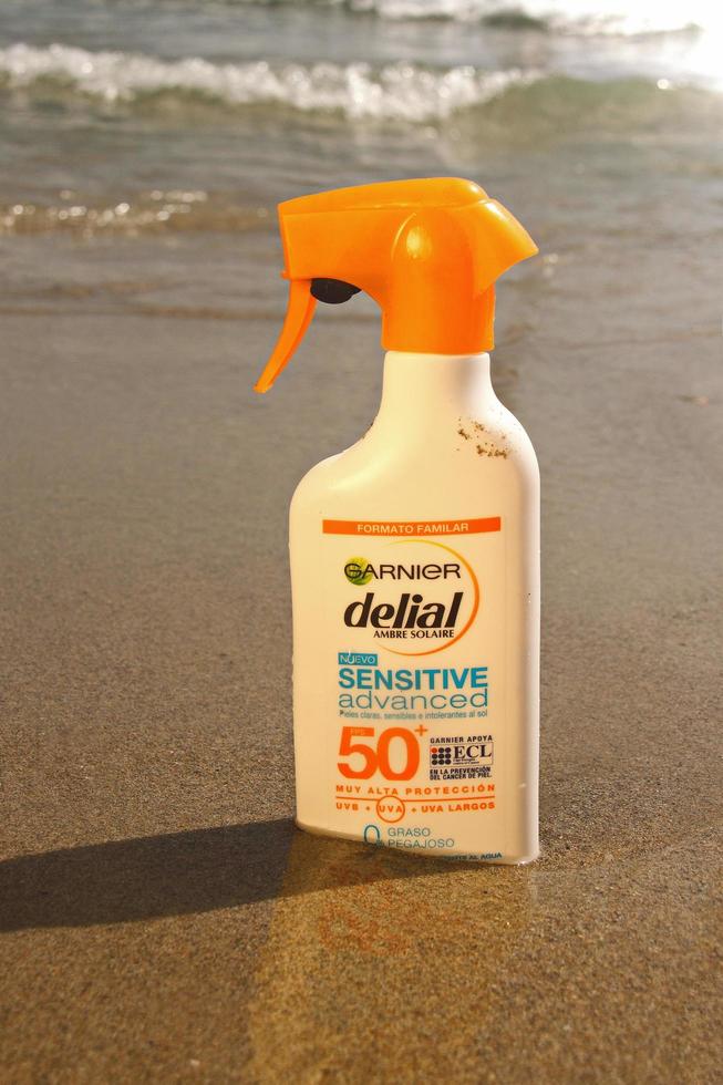 garnier solskyddskräm spf 50 på stranden, la manga, Spanien, augusti 2021 foto