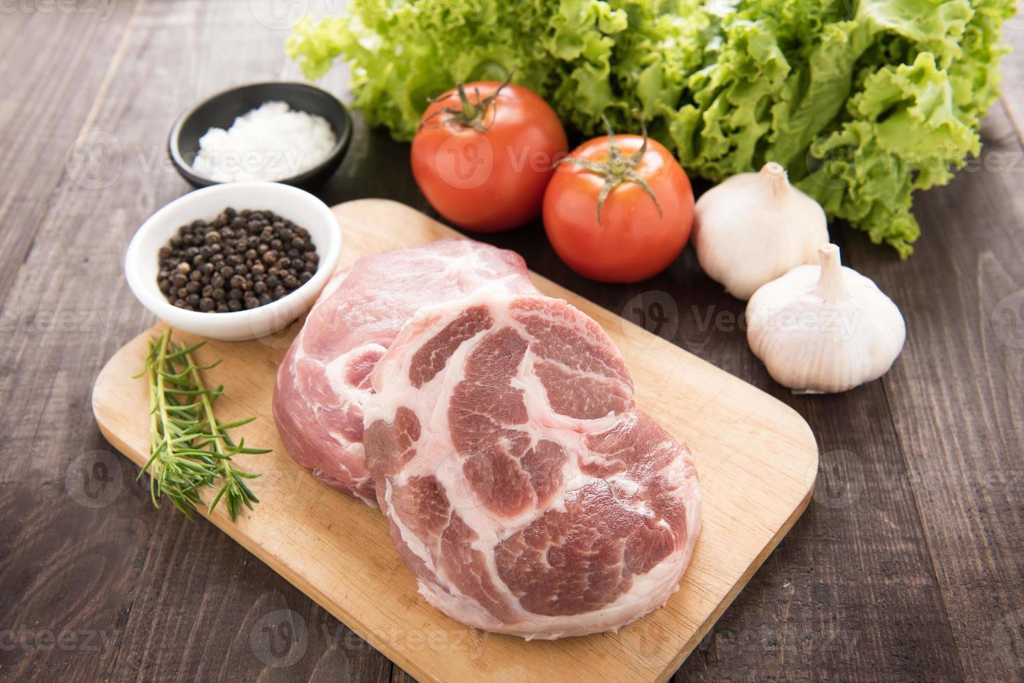 rå färskt kött och grönsaker på träbakgrund foto