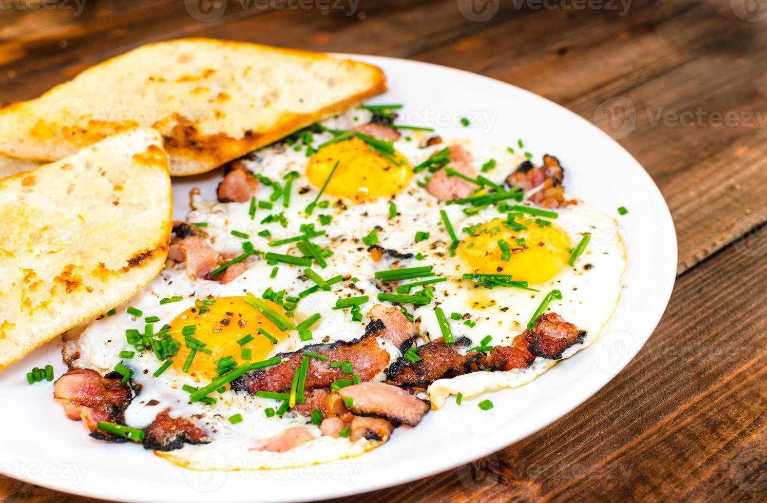 bacon, ägg och gräslök med krispig rostat bröd foto