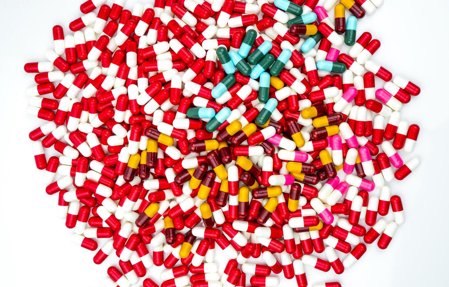 färgglada av antibiotika kapslar piller isolerad på vit bakgrund med kopia utrymme. läkemedelsresistens koncept. antibiotikadroganvändning med rimligt och globalt hälsokoncept. foto