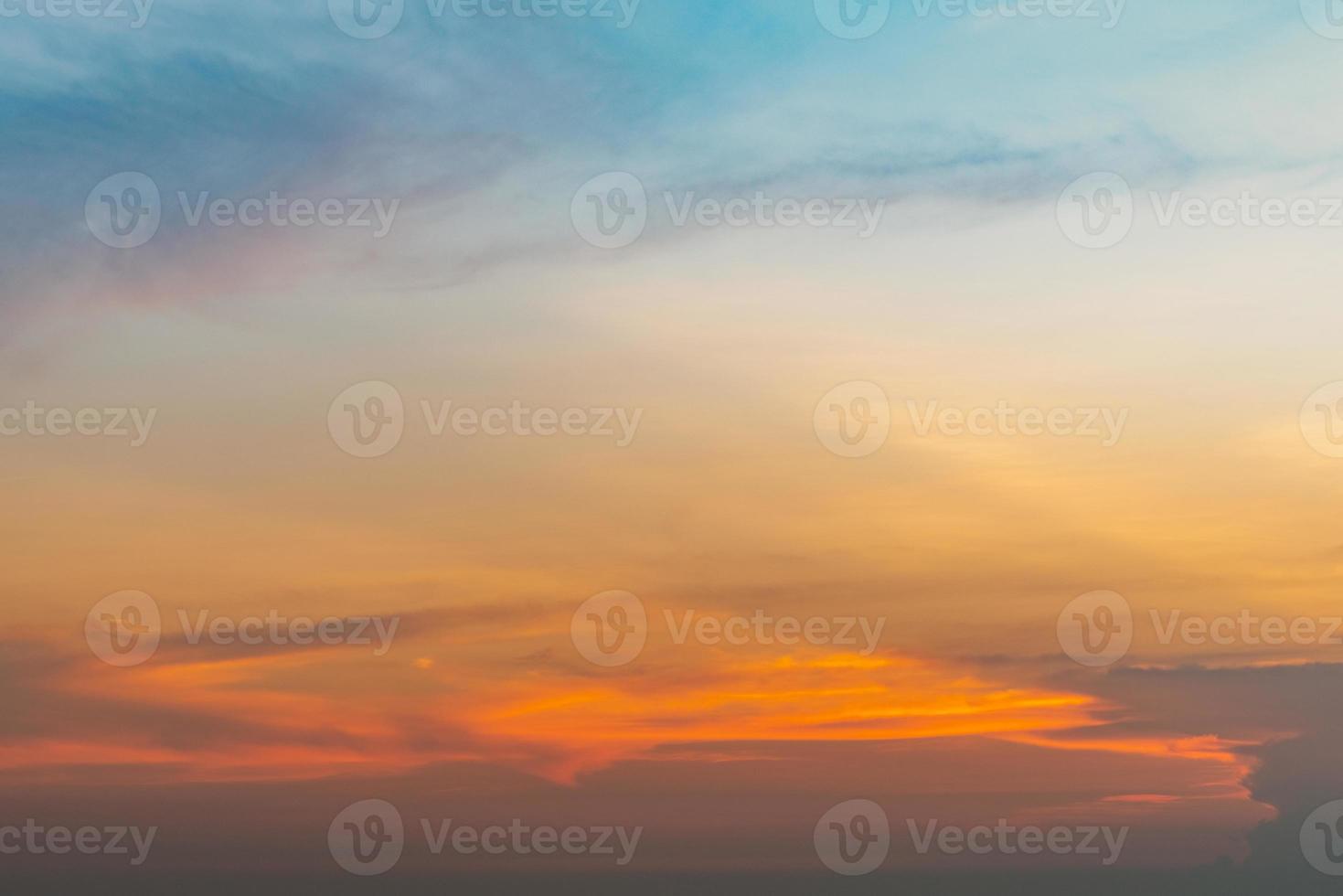 vacker solnedgångshimmel. orange, blå och gul himmel. färgglad solnedgång. konstbild av himlen vid solnedgången. solnedgång och moln för inspiration bakgrund. natur bakgrund. lugnt och lugnt koncept. foto
