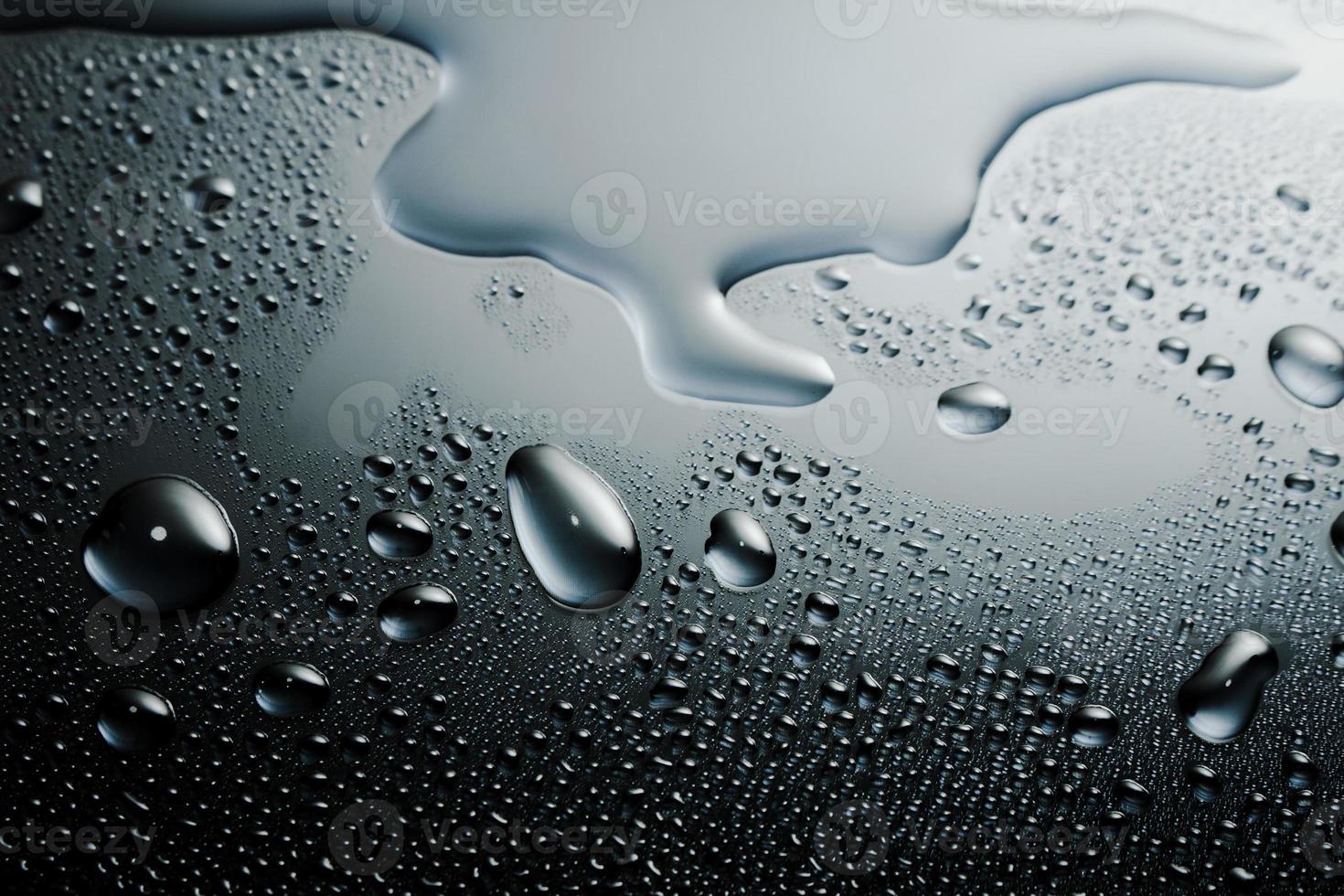 mörk glänsande yta med droppar. närbild bild av våt glänsande bakgrund. foto