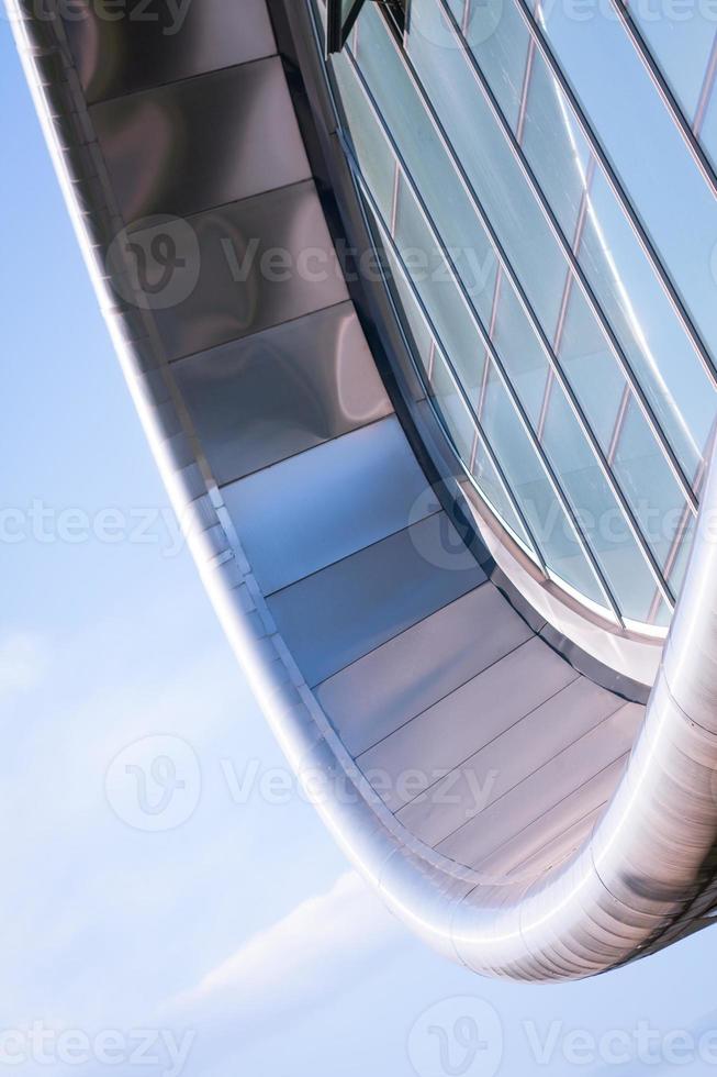 del av en modern byggnad. oval futuristisk byggnad byggd med metall och glas. foto
