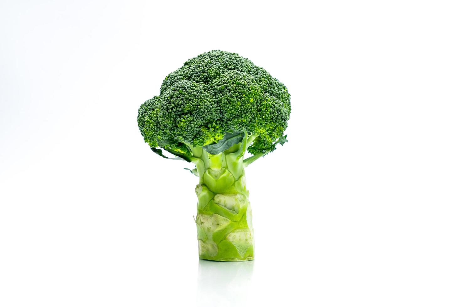 grön broccoli brassica oleracea. grönsaker naturlig källa till betakaroten, vitamin c, vitamin k, fiber mat, folat. färsk broccoli kål isolerad på vit bakgrund med kopia utrymme. foto