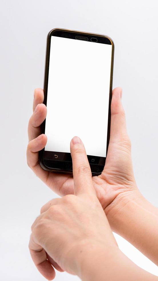 närbild hand röra smartphone skärm isolerad på vit bakgrund med urklippsbana och kopiera utrymme för text, mock up mobiltelefon med tom skärm. foto