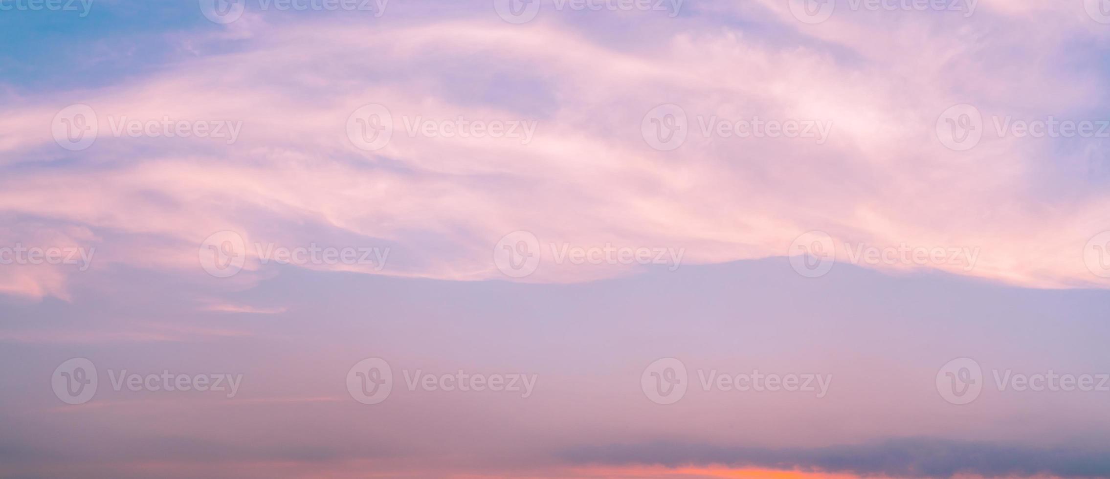 dramatisk rosa himmel och moln abstrakt bakgrund. konst bild av rosa moln textur. vacker solnedgångshimmel. solnedgång abstrakt bakgrund. pastellfärgad himmel på kvällen. lugna och slappna av livet. glad kärlek foto