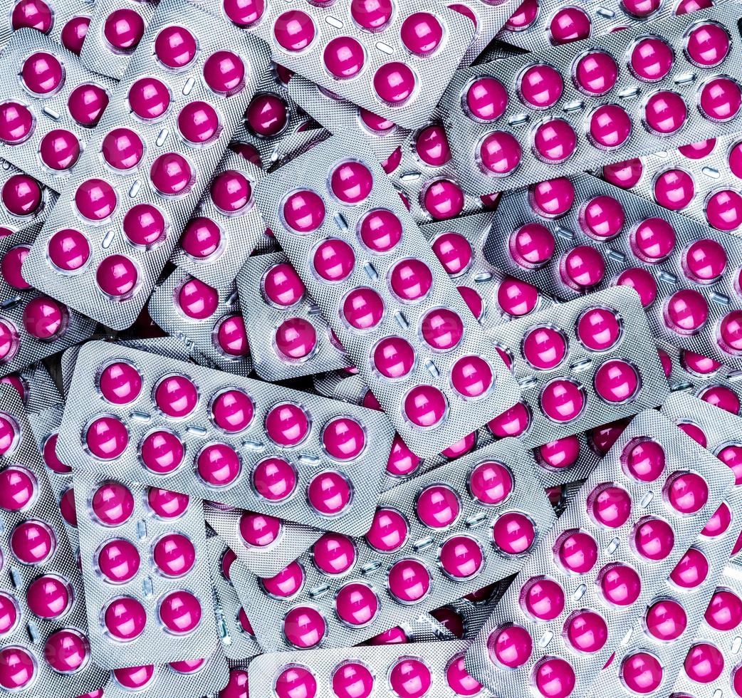 hög med runda rosa tabletter piller i blisterförpackning. läkemedelsindustri. apoteksprodukter. receptbelagt läkemedel. smärtstillande medicin. ibuprofen för behandling av huvudvärk, hög feber, migrän. nsaids drog foto