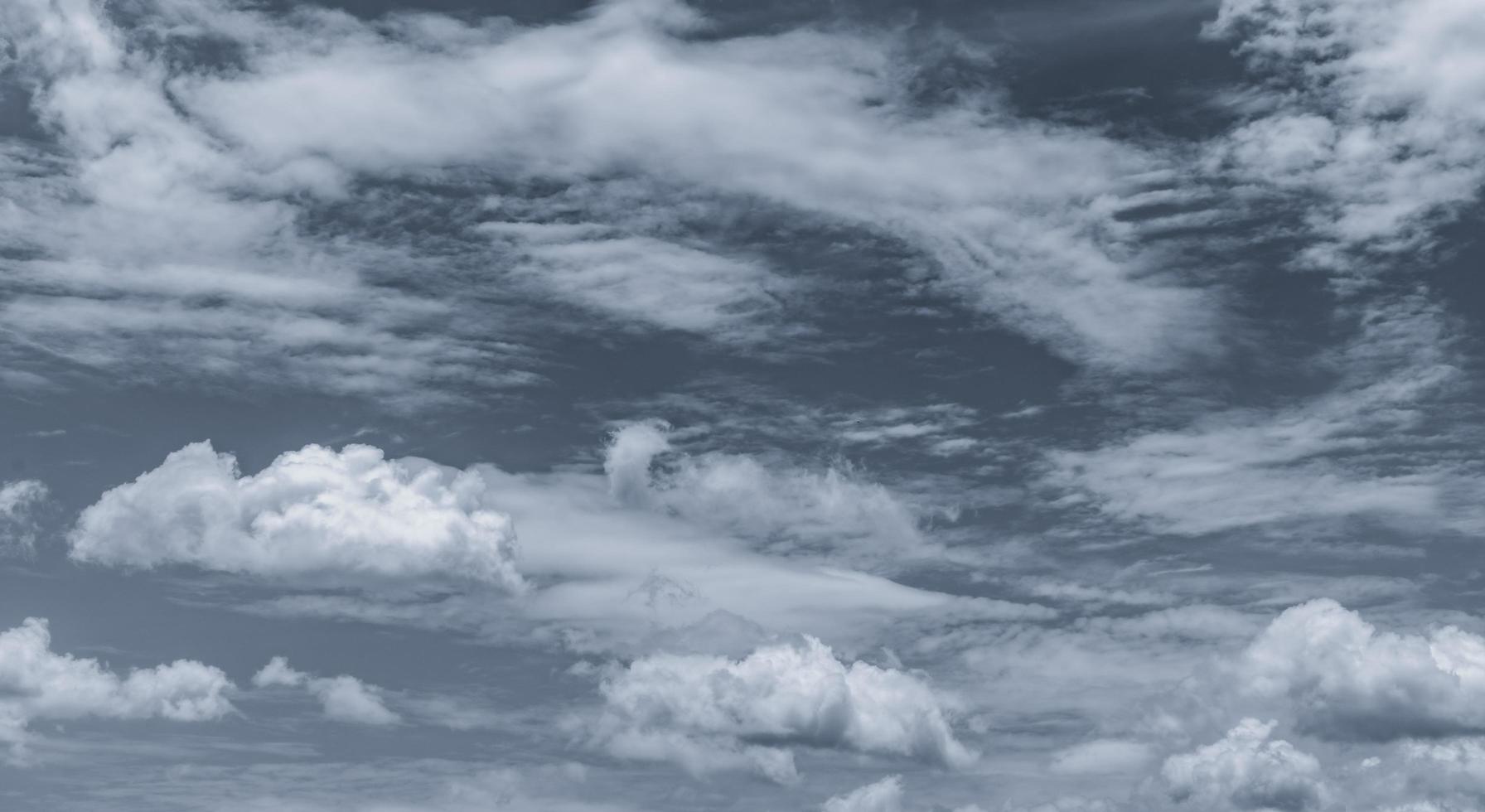 mörk dramatisk himmel och moln. bakgrund för död och sorgligt koncept. grå himmel och fluffiga vita moln. åska och storm himmel. ledsen och lynnig himmel. natur bakgrund. död abstrakt bakgrund. molnlandskap. foto