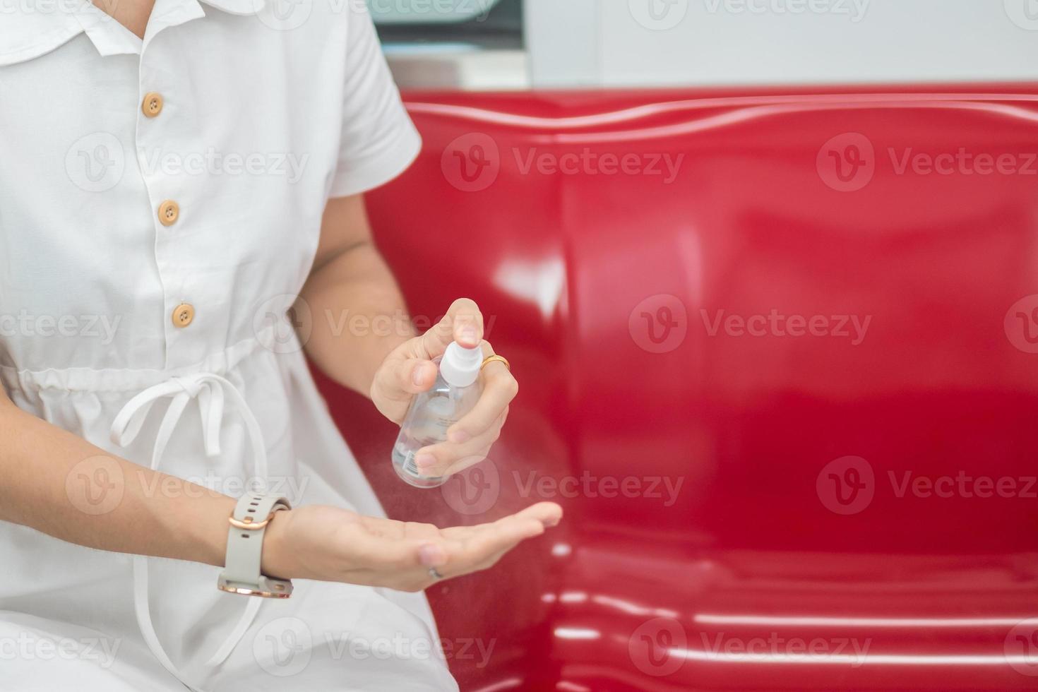 kvinnan rengör handen med spritsprejsaneringsmedel i tåg eller kollektivtrafik, skydd mot coronavirusinfektion. personlig hygien, säkerhet och resetransporter under covid-19 koncept foto